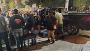 El incidente ocurrió sobre el cruce de la avenida Morelos y calle Degollado, a las afueras de un puesto de comida en la zona de bares
