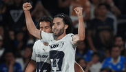 La jugada que determinó la salida de César Huerta ocurrió al minuto 37'.