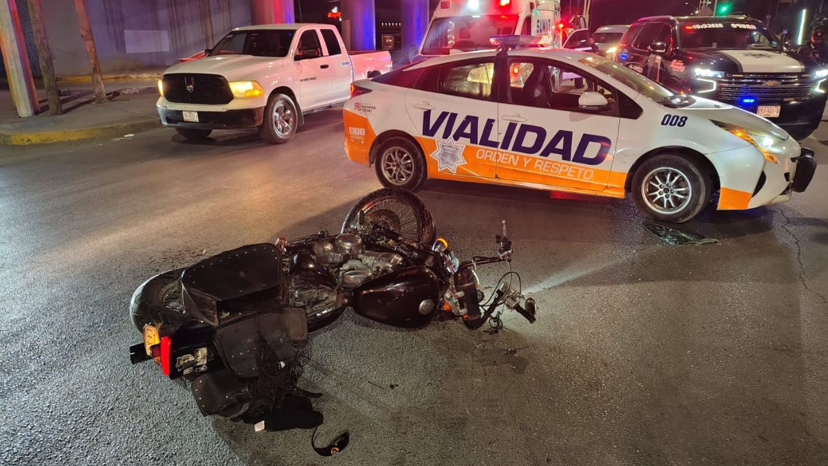 Paramédicos de la Cruz Roja y rescate privado brindaron auxilio en el puente El Campesino a Claudio Cereceres, quien resultó policontundido.