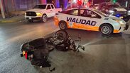 Paramédicos de la Cruz Roja y rescate privado brindaron auxilio en el puente El Campesino a Claudio Cereceres, quien resultó policontundido.