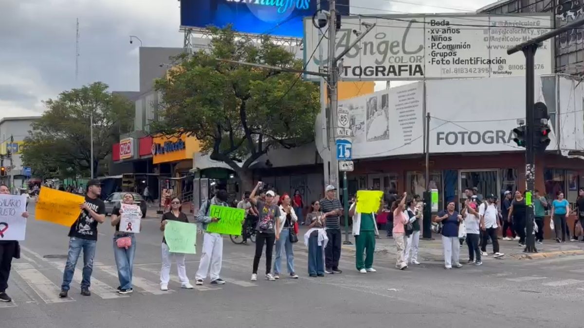 Las protestas de trabajadores del IMSS provocaron cierres viales en el centro de Monterrey; las avenidas fueron reabiertas a las 17:10 horas.