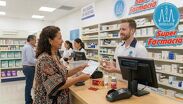 Recreación hecha con IA de una señora comprando medicina.