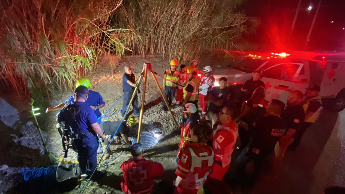 Testigos a bordo de un autobús Solima reportaron el percance; Protección Civil delimitó la cavidad sin protección cerca del desnivel de Villa Florida.