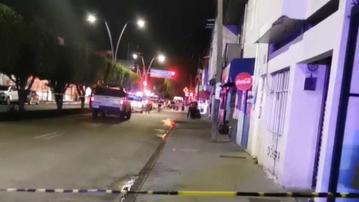 Las víctimas se encontraban reunidas en la banqueta, afuera de un inmueble, cuando fueron atacadas a tiros.