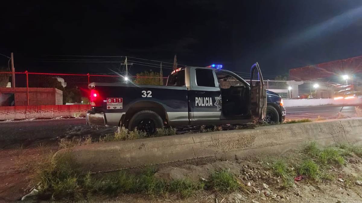 El agente que conducía la unidad oficial quedó en calidad de detenido mientras las autoridades deslindan responsabilidades.