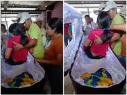 Los asistentes se acercaron para auxiliar a la joven y le ofrecieron agua tras verla moverse.