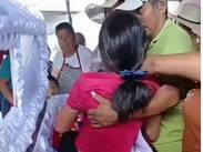 Los asistentes se acercaron para auxiliar a la joven y le ofrecieron agua tras verla moverse.