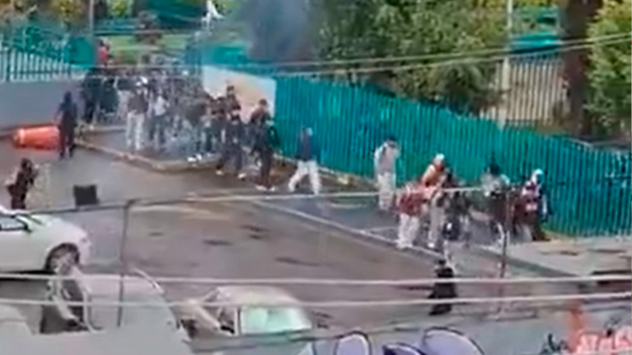 Atacan con petardos el Bachilleres 6; reportan daños y dos personas afectadas