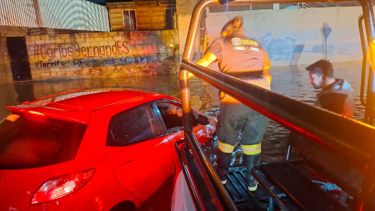 Automóvil varado tras las inundaciones provocadas por las fuertes lluvias en Puebla