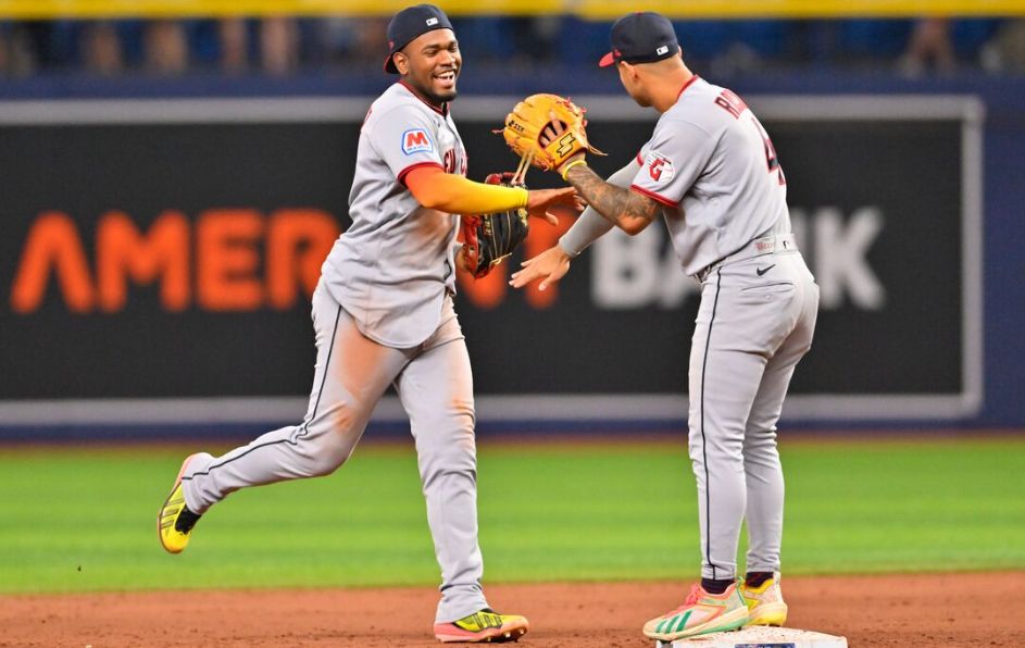 El bullpen de los Guardianes maniató los intentos de remontada de la escuadra local para amarrar el primer triunfo de la serie al mejor de siete.