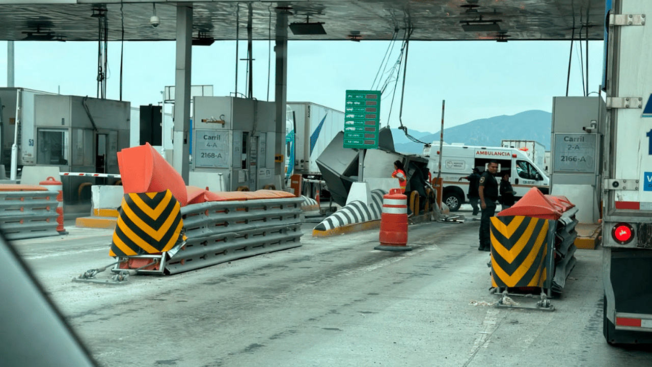 Camión se estrella contra caseta de cobro en Ramos Arizpe. TD Fin de Semana Nocturno Monterrey, 10 de octubre de 2026