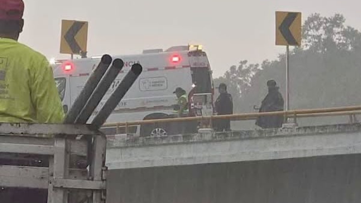Colisión de camioneta policial en La Pera-Cuautla deja muertos y lesionados.