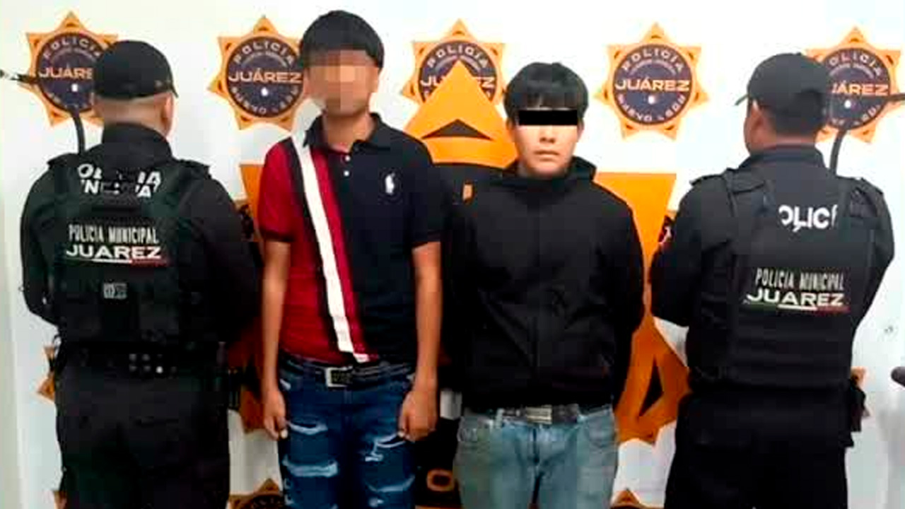 Detienen a joven de 19 años y adolescente de 16 con moto robada en Juárez, Nuevo León