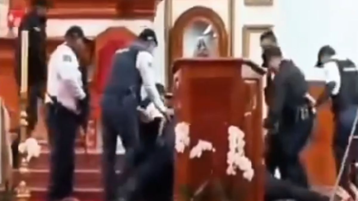 Elementos de la policía detuvieron al hombre armado tras el llamado del personal de la iglesia en Zinacantepec.