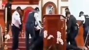 Elementos de la policía detuvieron al hombre armado tras el llamado del personal de la iglesia en Zinacantepec.