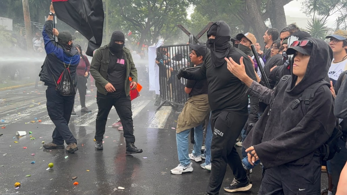 Pablo Lemus indicó que un grupo de personas encapuchadas presuntamente agredió a elementos de la policía