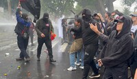 Pablo Lemus indicó que un grupo de personas encapuchadas presuntamente agredió a elementos de la policía