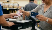 El 66% considera que pagar con efectivo es una opción más práctica, sencilla o rápida.