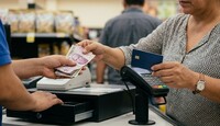 El 66% considera que pagar con efectivo es una opción más práctica, sencilla o rápida.