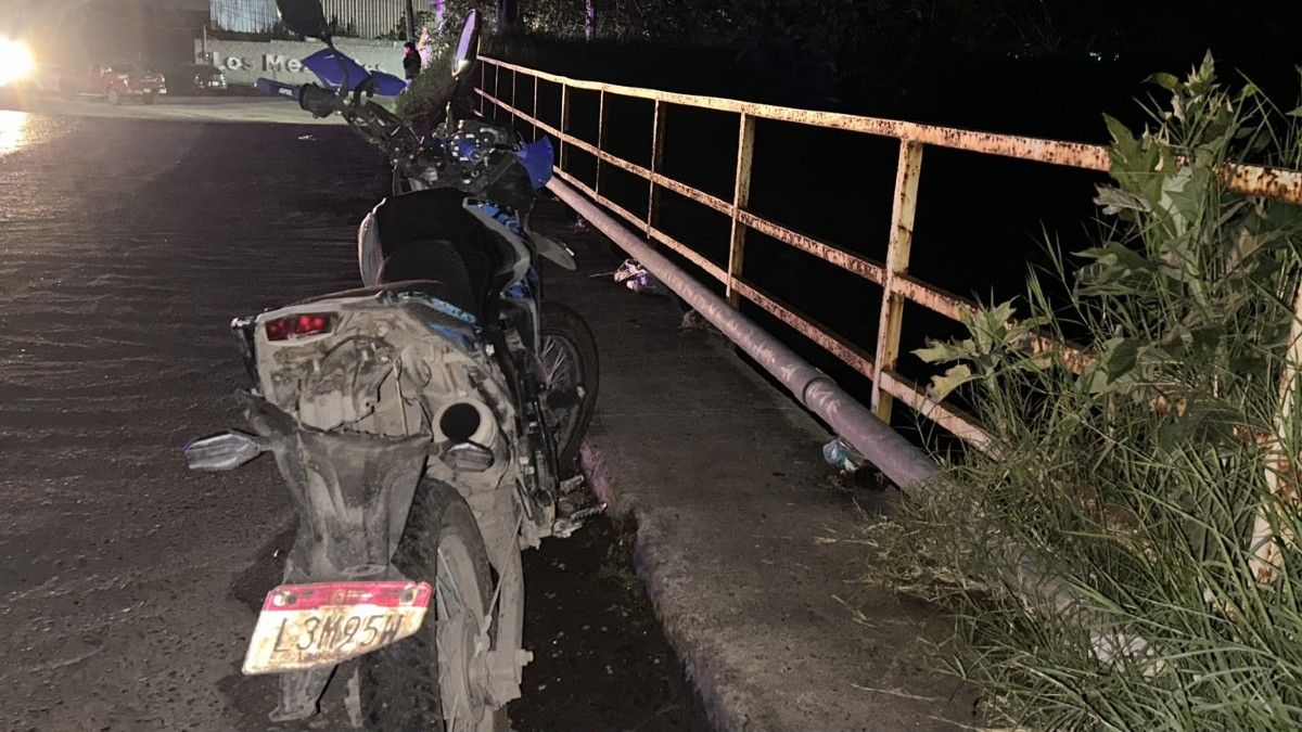 Algunas personas presentes en el lugar del accidente lograron sacar al joven del canal antes de la llegada de paramédicos
