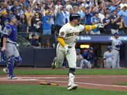 Pese a que los californianos tomaron la delantera en tres ocasiones, los errores defensivos y el bateo oportuno de los locales sentenciaron el juego.