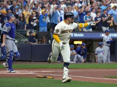 Pese a que los californianos tomaron la delantera en tres ocasiones, los errores defensivos y el bateo oportuno de los locales sentenciaron el juego.