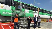 Samuel García supervisó la llegada del sexto tren del monorriel, que contará con 13 unidades previstas para completar su flota en abril de 2027.