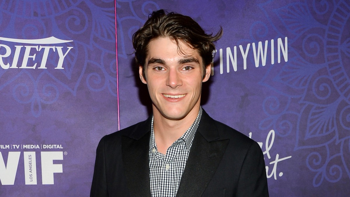 Tras sufrir falta de oxígeno al nacer y usar muletas de niño, RJ Mitte logró caminar solo y se convirtió en embajador de la inclusión laboral.
