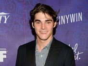 Tras sufrir falta de oxígeno al nacer y usar muletas de niño, RJ Mitte logró caminar solo y se convirtió en embajador de la inclusión laboral.