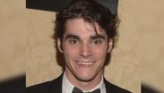 Tras sufrir falta de oxígeno al nacer y usar muletas de niño, RJ Mitte logró caminar solo y se convirtió en embajador de la inclusión laboral.