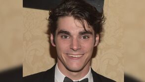 Tras sufrir falta de oxígeno al nacer y usar muletas de niño, RJ Mitte logró caminar solo y se convirtió en embajador de la inclusión laboral.