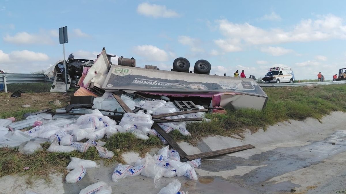 a volcadura de un tráiler en el kilómetro 64 de la Autopista Monterrey-Reynosa dejó a un conductor lesionado, quien fue trasladado a un hospital.