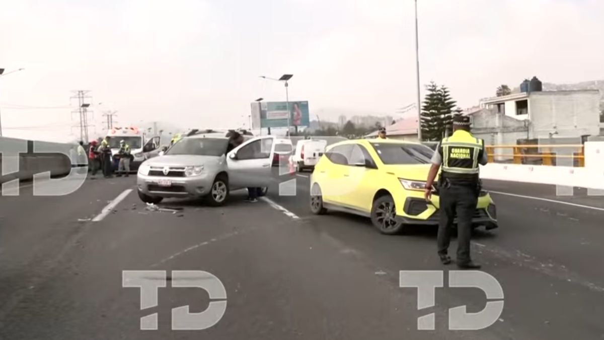 Accidente involucró a tres vehículos sobre la autopista México-Pachuca.