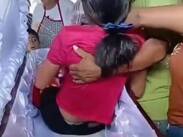 Los asistentes se acercaron para auxiliar a la joven y le ofrecieron agua tras verla moverse.