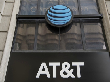 Ingresos operativos de AT&T caen 6.7%
