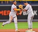 El bullpen de los Guardianes maniató los intentos de remontada de la escuadra local para amarrar el primer triunfo de la serie al mejor de siete.