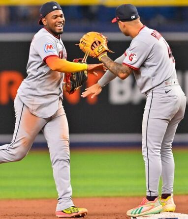 El bullpen de los Guardianes maniató los intentos de remontada de la escuadra local para amarrar el primer triunfo de la serie al mejor de siete.