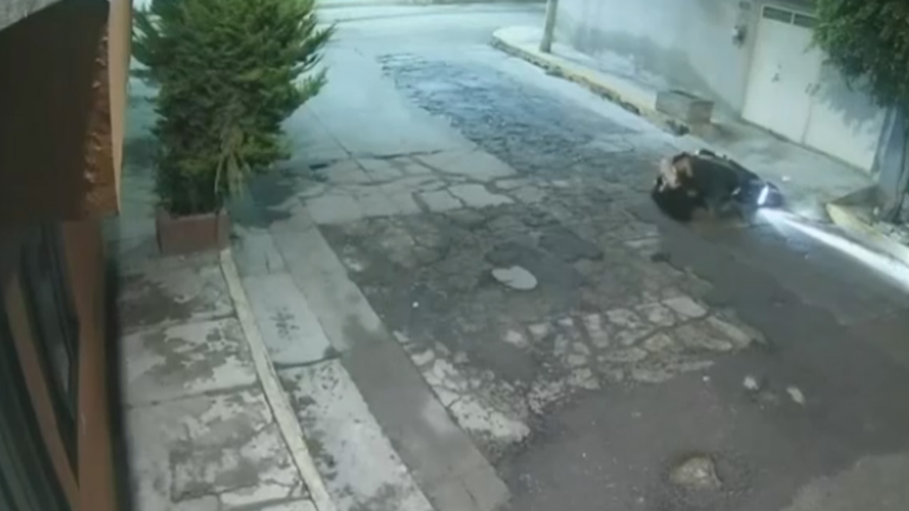 Captan a hombre golpeando a su pareja en plena calle en Ecatepec
