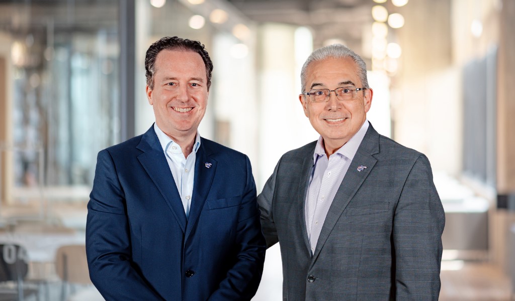 Carlos Rivera-Torres con Horacio Garza Ghio, quien dejará el cargo en diciembre próximo. (Cortesía)