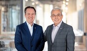 Carlos Rivera-Torres con Horacio Garza Ghio, quien dejará el cargo en diciembre próximo. (Cortesía)