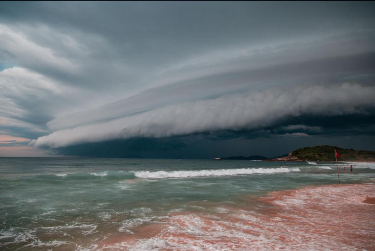 El ciclón mantiene en vigilancia a las autoridades meteorológicas por su posible rápida intensificación.