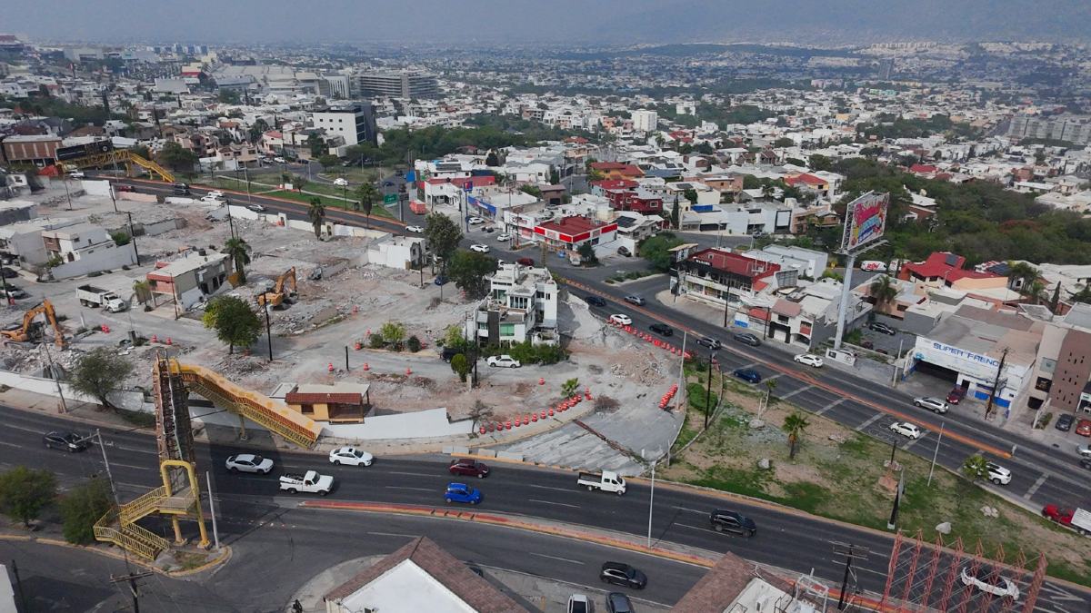 Entre escombros y varillas expuestas, la vivienda de la calle Cerrada de los Navegantes permanece en pie.