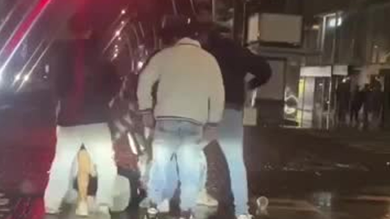 Jóvenes pelean afuera de la Av. Juárez en Puebla