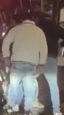 Jóvenes pelean afuera de la Av. Juárez en Puebla
