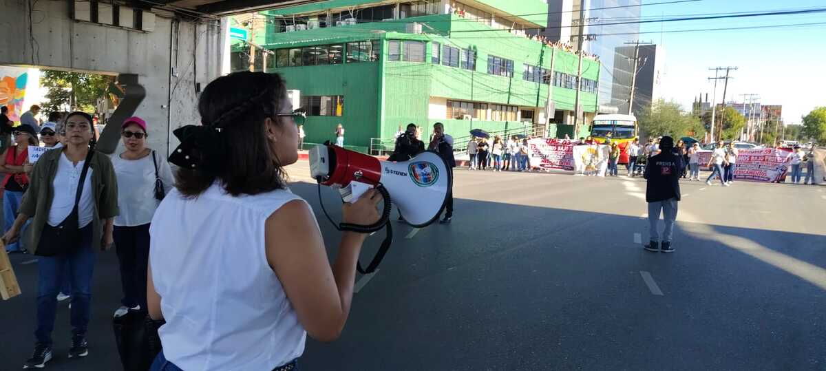 Los manifestantes avanzaron por vialidades del centro de Saltillo durante la mañana de este martes.