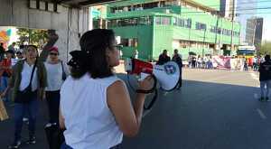 Los manifestantes avanzaron por vialidades del centro de Saltillo durante la mañana de este martes.