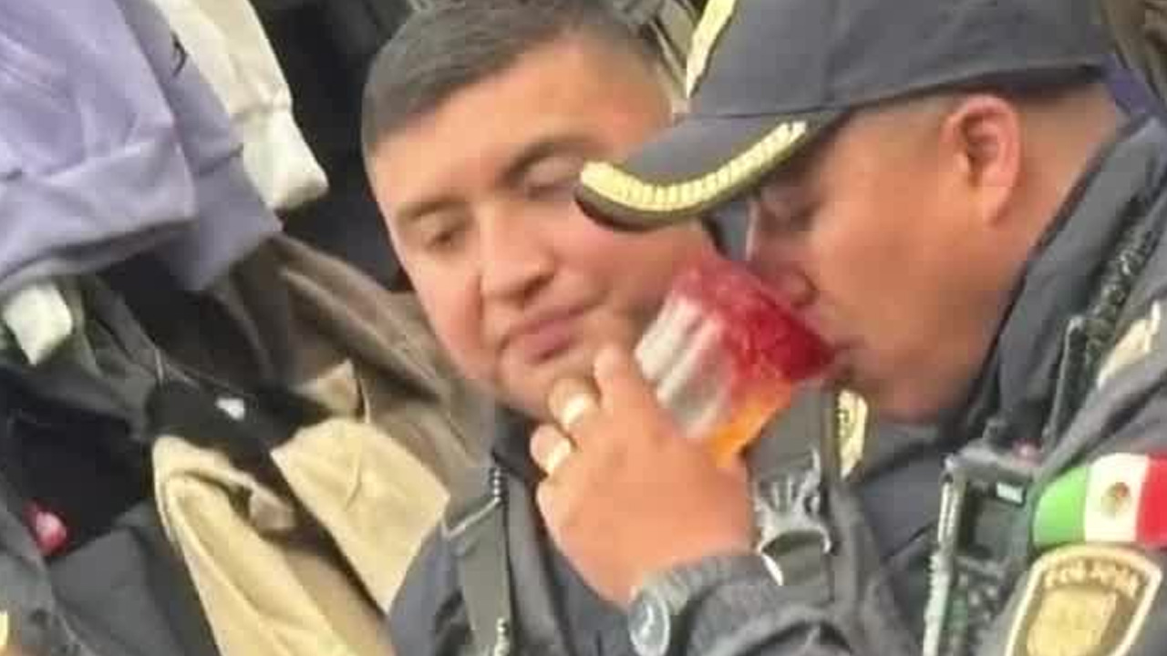 ¿Eran micheladas? Investigan a policías captados tomando bebidas escarchadas