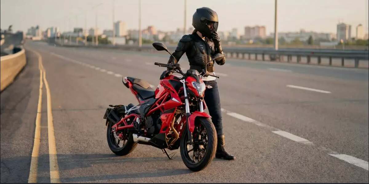 Su motor monocilíndrico de cuatro tiempos desarrolla 20 caballos de fuerza a 8 mil 500 RPM.