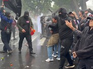 Pablo Lemus indicó que un grupo de personas encapuchadas presuntamente agredió a elementos de la policía