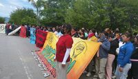 Padres de los 43 de Ayotzinapa exigen investigar a exgobernador de Guerrero.